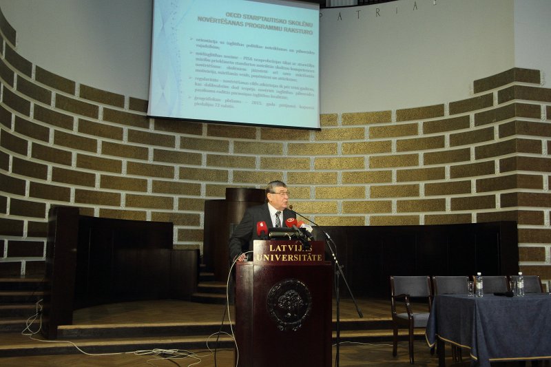 Konference «Latvija OECD starptautiskos pētījumos PISA 2015 un TALIS 2013 – jaunākie rezultāti». Latvijas Universitātes Pedagoģijas, psiholoģijas un mākslas fakultātes Izglītības zinātņu nodaļas vadošais pētnieks prof. Andris Kangro.