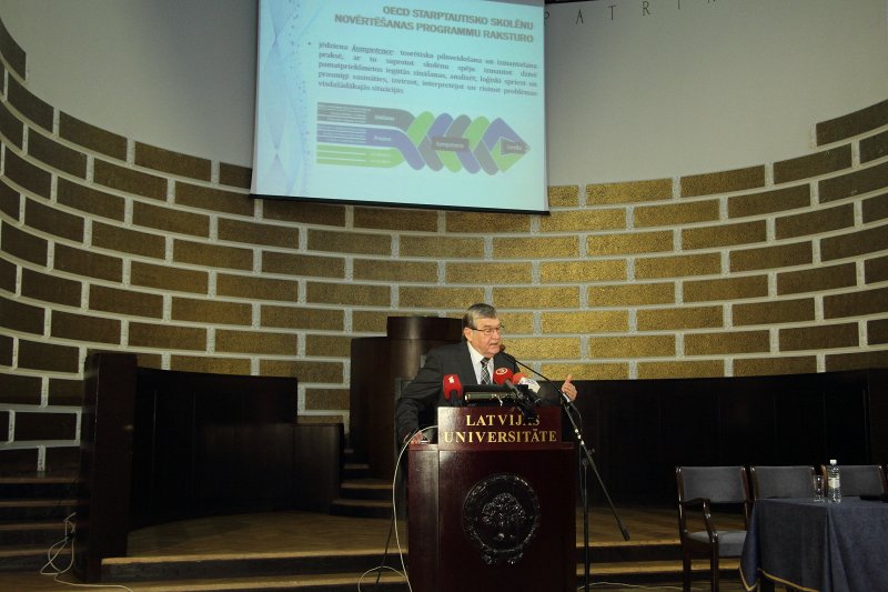 Konference «Latvija OECD starptautiskos pētījumos PISA 2015 un TALIS 2013 – jaunākie rezultāti». Latvijas Universitātes Pedagoģijas, psiholoģijas un mākslas fakultātes Izglītības zinātņu nodaļas vadošais pētnieks prof. Andris Kangro.