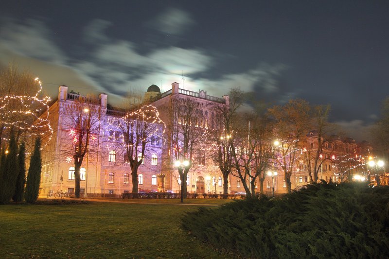 Latvijas Universitātes galvenā ēka vakarā. null