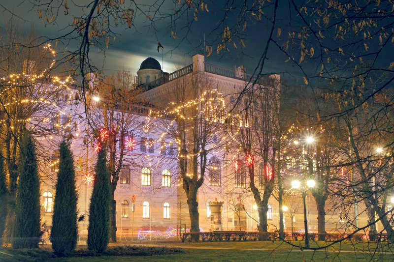 Latvijas Universitātes galvenā ēka vakarā. null
