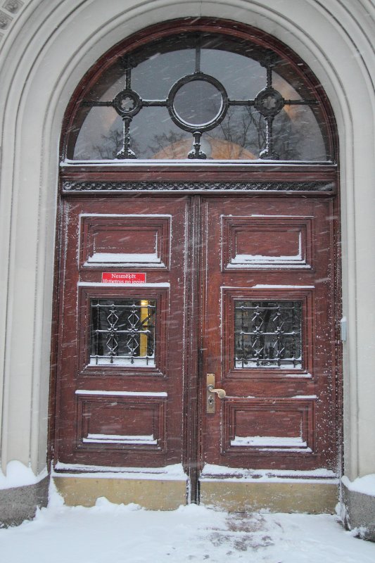 Latvijas Universitātes galvenā ēka ziemā. Ieejas durvis.