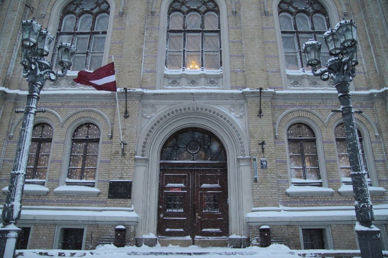 Latvijas Universitātes galvenā ēka ziemā. Ieejas durvis.