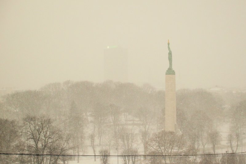 Skats no Latvijas Universitātes galvenās ēkas jumta ziemā. null