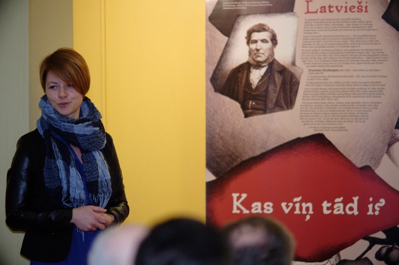 Ernesta Dinsberga 200 gadu jubilejai veltītās ceļojošās izstādes «Kas vīņ tād i?» atklāšana Latvijas Universitātes Akadēmiskajā bibliotēkā. Kubalu skolas–muzeja vecākā speciāliste 
Marta Ratkeviča.