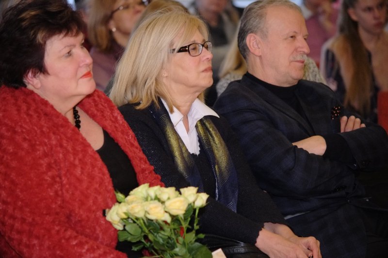 Ernesta Dinsberga 200 gadu jubilejai veltītās ceļojošās izstādes «Kas vīņ tād i?» atklāšana Latvijas Universitātes Akadēmiskajā bibliotēkā. Latvijas Universitātes Akadēmiskās bibliotēkas direktore Venta 
Kocere, Latvijas Universitātes prorektore humanitāro un izglītības 
zinātņu jomā Ina Druviete, Rīgas Latviešu biedrības priekšsēdētājs 
Guntis Gailītis.