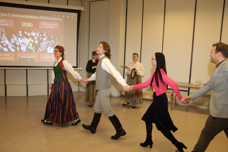 Latvijas Universitātes Bibliotēkas Gada balvas pasniegšana. Rotaļas kopā ar LU folkloras deju kopu 'Dandari'.