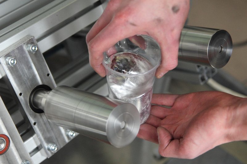 Latvijas Universitātes Fizikas institūta pētnieka Toma Beinerta izstrādātais magnētiskais šķidra metāla maisītāja prototips. null