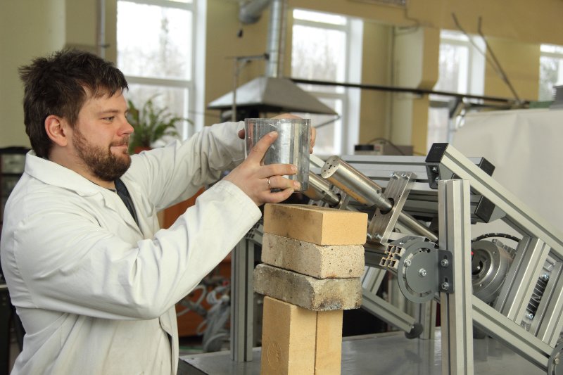 Latvijas Universitātes Fizikas institūta pētnieks Toms Beinerts pie viņa izstrādātā magnētiskā šķidra metāla maisītāja prototipa. null