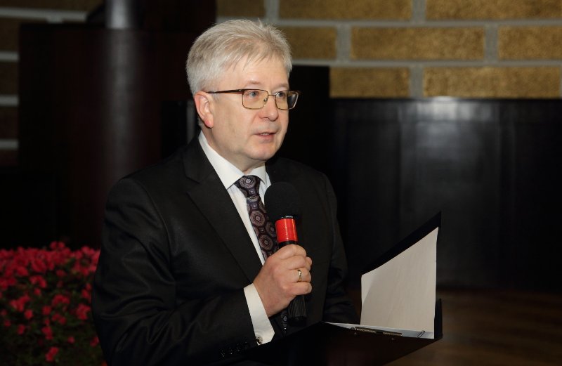 Latvijas Universitātes darbinieku sapulce. Pasākuma moderators Guntis Rozenbergs.