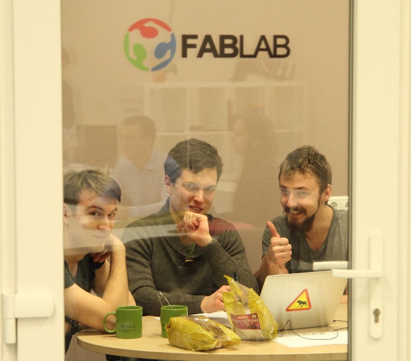 Latvijas Universitātes Studentu biznesa inkubatora dalībnieki prototipēšanas laboratorijā FabLab. null