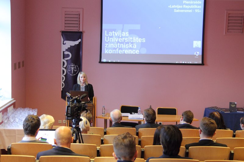 Latvijas Universitātes 75. konferences juridiskās zinātnes plenārsēde «Satversmei 95». null
