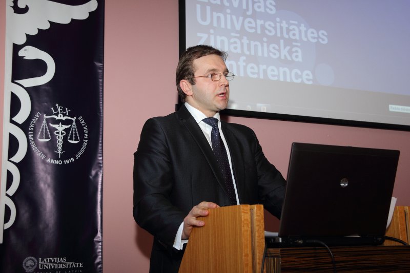 Latvijas Universitātes 75. konferences juridiskās zinātnes plenārsēde «Satversmei 95». Latvijas Republikas Satversmes tiesas priekšsēdētājs Aldis Laviņš.