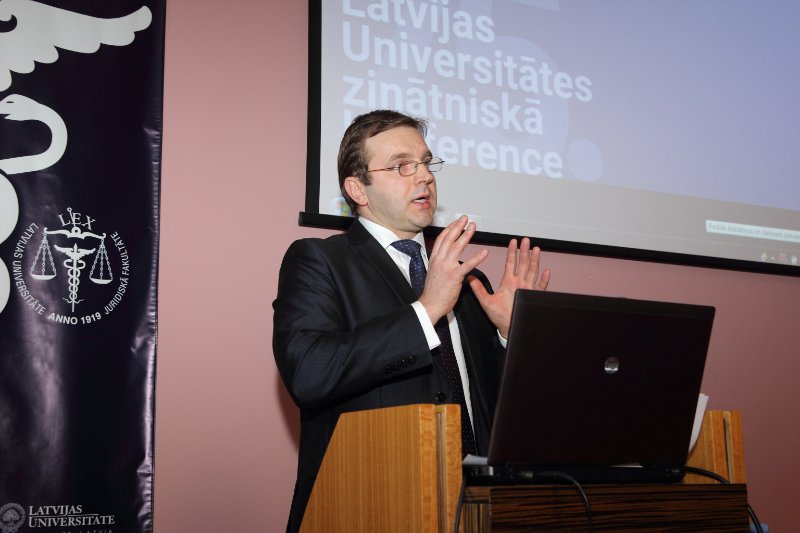 Latvijas Universitātes 75. konferences juridiskās zinātnes plenārsēde «Satversmei 95». Latvijas Republikas Satversmes tiesas priekšsēdētājs Aldis Laviņš.