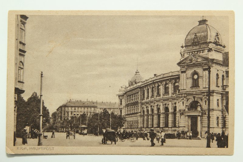 20. gs. sākuma pastkarte ar Rīgas pasta un telegrāfa ēku (tagad - Latvijas Universitātes Biznesa, vadības un ekonomikas fakultātes ēka). null