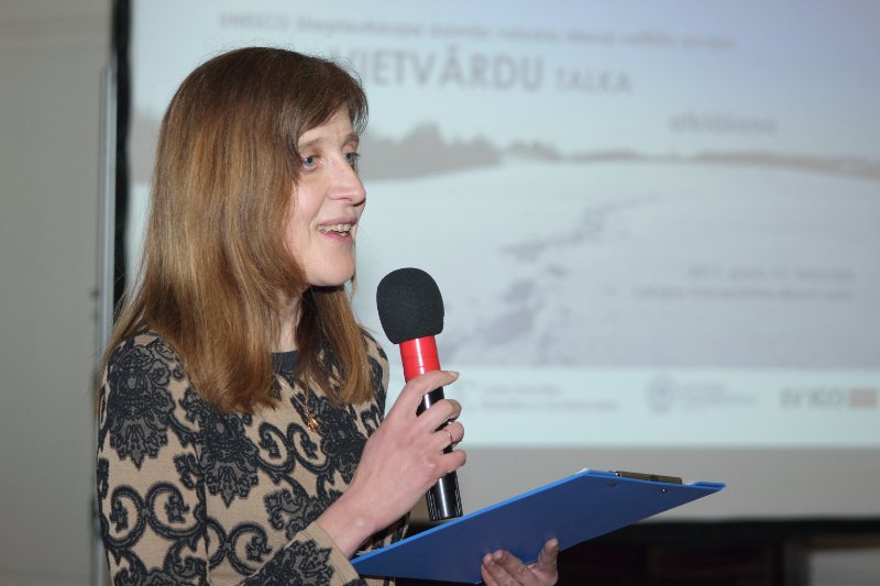 Starptautiskajai dzimtās valodas dienai veltītās akcijas «Vietvārdu talka» atklāšana. UNESCO Latvijas Nacionālās komisijas ģenerālsekretāre Baiba Moļņika.
