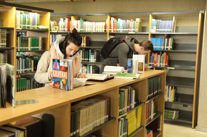 Studenti bibliotēkā Latvijas Universitātes Dabaszinātņu akadēmiskajā centrā. null