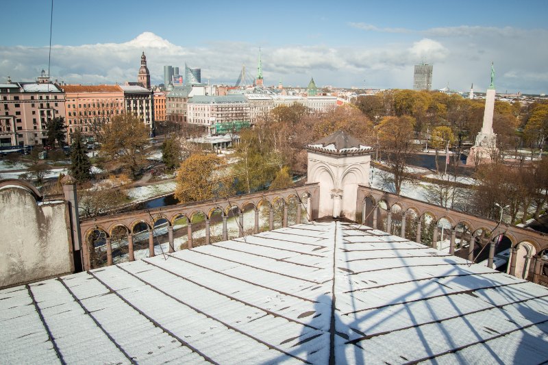 Uz Latvijas Universitātes galvenās ēkas jumta. null