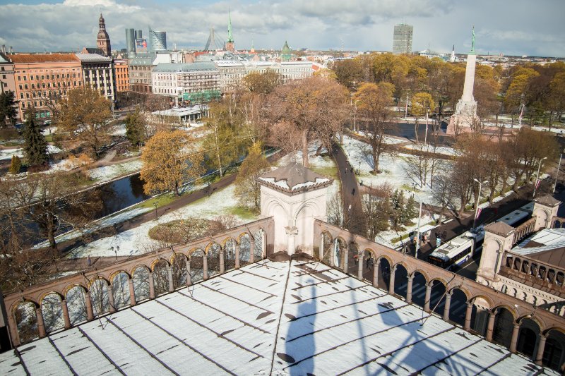 Uz Latvijas Universitātes galvenās ēkas jumta. null