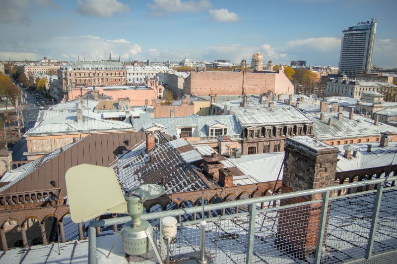Uz Latvijas Universitātes galvenās ēkas jumta. null