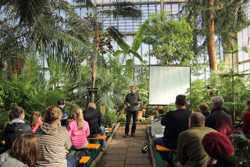 Zinātnes kafejnīca «Tauriņu uzbrukums» Latvijas Universitātes Botāniskā dārza palmu mājā. null