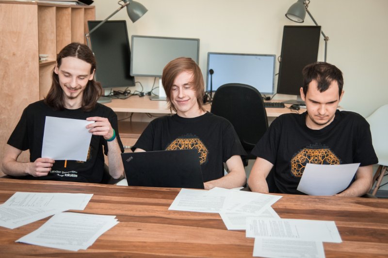 Latvijas Universitātes Datorikas fakultātes studentu komanda dalībai ACM ICPC programmēšanas sacensībās pirms došanās uz finālu ASV. Aleksejs Zajakins, Pēteris Pakalns, Andrejs Kuzņecovs.