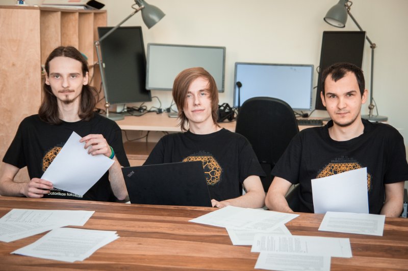 Latvijas Universitātes Datorikas fakultātes studentu komanda dalībai ACM ICPC programmēšanas sacensībās pirms došanās uz finālu ASV. Aleksejs Zajakins, Pēteris Pakalns, Andrejs Kuzņecovs.