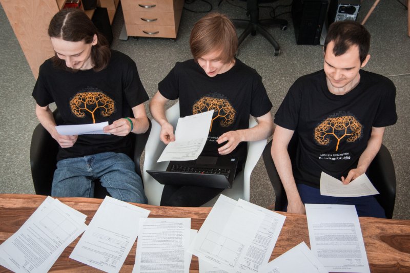 Latvijas Universitātes Datorikas fakultātes studentu komanda dalībai ACM ICPC programmēšanas sacensībās pirms došanās uz finālu ASV. Aleksejs Zajakins, Pēteris Pakalns, Andrejs Kuzņecovs.