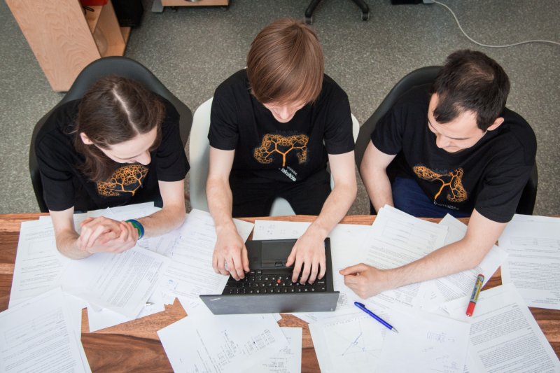 Latvijas Universitātes Datorikas fakultātes studentu komanda dalībai ACM ICPC programmēšanas sacensībās pirms došanās uz finālu ASV. Aleksejs Zajakins, Pēteris Pakalns, Andrejs Kuzņecovs.