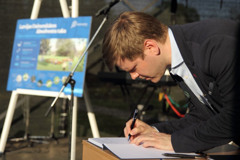 Latvijas Universitātes pirmā Absolventu diena. LU Absolventu kluba valdes priekšsēdētājs Mārtiņš Brencis parakstās viesu grāmatā.