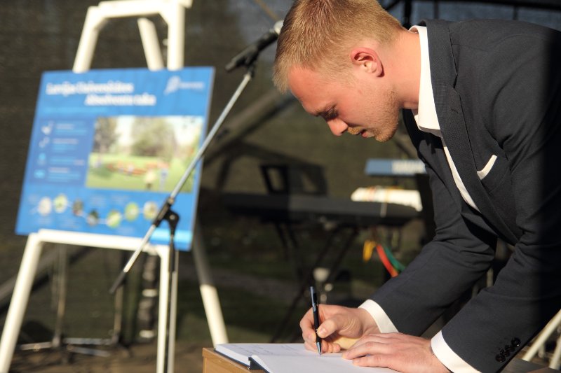 Latvijas Universitātes pirmā Absolventu diena. LU Botāniskā dārza direktors Toms Andersons parakstās viesu grāmatā.