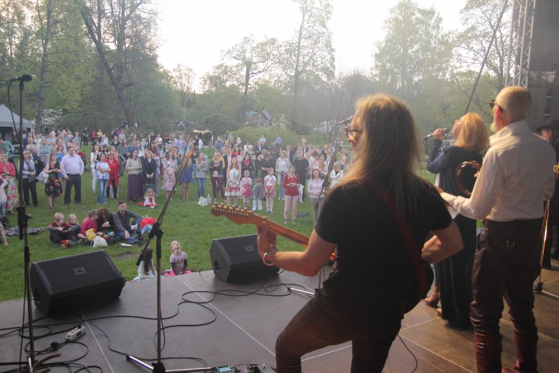 Latvijas Universitātes pirmā Absolventu diena. Grupas 'Pērkons' koncerts.