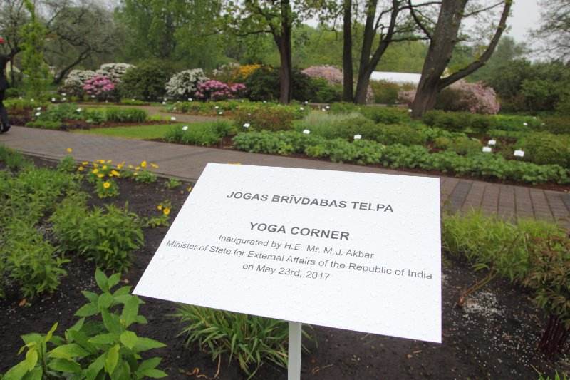 Indijas dienas Latvijas Universitātē. Jogas un meditācijas brīvdabas telpas atklāšana LU Botāniskajā dārzā. null