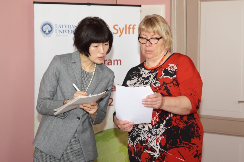 Nippona/Tokijas fonda pārstāvju vizīte Latvijas Universitātē. Jauno līderu stipendijas programmas koordinatore Tomoko Jamada (Tomoko Yamada) un LU ārlietu vadītāja Alīne Gržibovska.