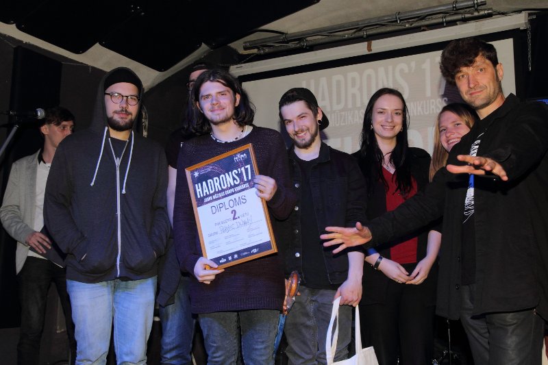 Jauno mūzikas grupu konkursa «Hadrons 2017» fināls klubā NABAKLAB. Konkursa 2. vietas ieguvēji grupa 'Plastic Dummy' un radio NABA vadītājs Madars Štramdiers.