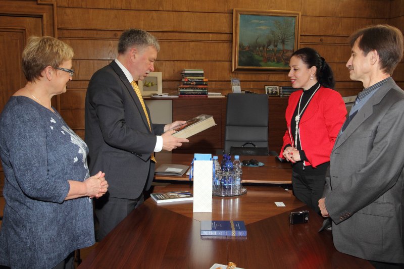 Poltavas Nacionālās pedagoģiskās universitātes (Ukraina) pārstāvju vizīte Latvijas Universitātē. Latvijas Universitātes Pedagoģijas, psiholoģijas un mākslas fakultātes profesore Rudīte Andersone, 
Latvijas Universitātes rektors prof. Indriķis Muižnieks,
PNPU Vispārīgās pedagoģijas un andragoģijas katedras vadītāja, docente Oļena Iļčenko, 
starptautiskās Makarenko asociācijas zinātniskais sekretārs, docents Andrejs Tkačenko.