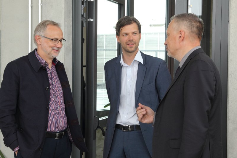 Ekspertu diskusija par foruma cikla «Latvijas formula 2050. Attīstības scenāriji» īstenošanu. LU FMF profesors Mārcis Auziņš (no kreisās), 
SEB bankas valdes loceklis Kārlis Danēvičs
un
finanšu eksperts Andris Nātriņš.