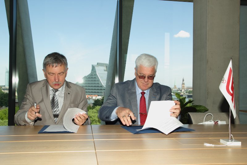 Sadarbības līguma ar Latvijas Olimpisko komiteju (LOK) parakstīšana. LU rektors prof. Indriķis Muižnieks (pa kreisi) un LOK prezidents Aldons Vrubļevskis.