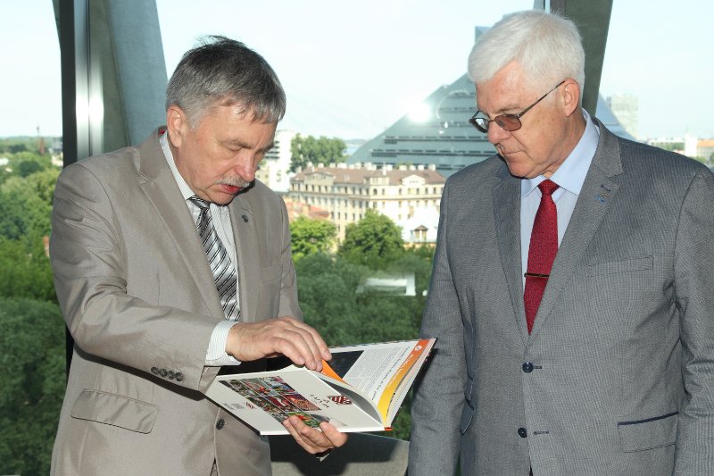 Sadarbības līguma ar Latvijas Olimpisko komiteju (LOK) parakstīšana. LU rektors prof. Indriķis Muižnieks (pa kreisi) un LOK prezidents Aldons Vrubļevskis.