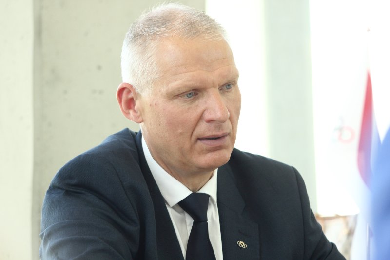 Sadarbības līguma ar Latvijas Olimpisko komiteju (LOK) parakstīšana. LOK ģenerālsekretārs Žoržs Tikmers.
