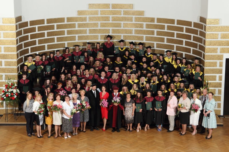 Latvijas Universitātes Biznesa, vadības un ekonomikas fakultātes absolventu izlaidums. Absolventu un mācībspēku kopbilde.