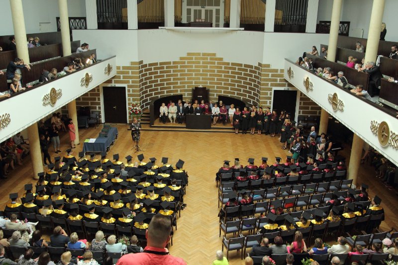 Latvijas Universitātes Biznesa, vadības un ekonomikas fakultātes absolventu izlaidums. null