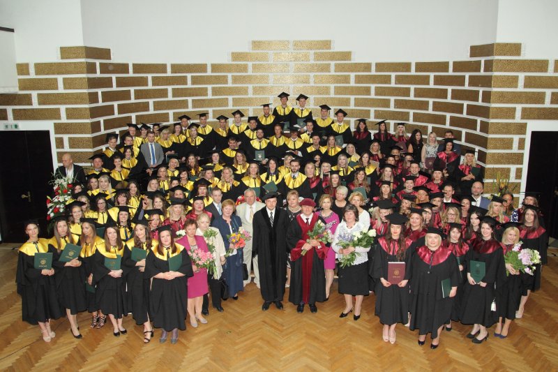 Latvijas Universitātes Biznesa, vadības un ekonomikas fakultātes absolventu izlaidums. Absolventu un mācībspēku kopbilde.