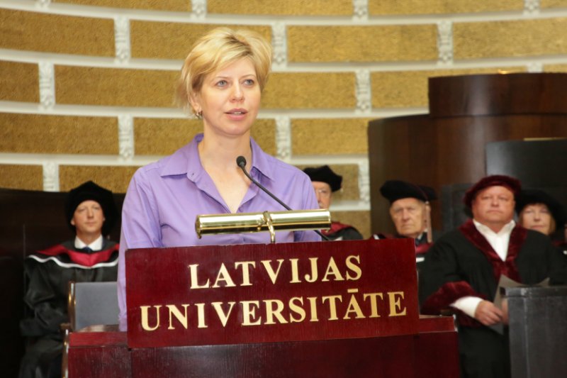 Latvijas Universitātes Medicīnas fakultātes absolventu izlaidums. Latvijas Veselības ministre Anda Čakša.