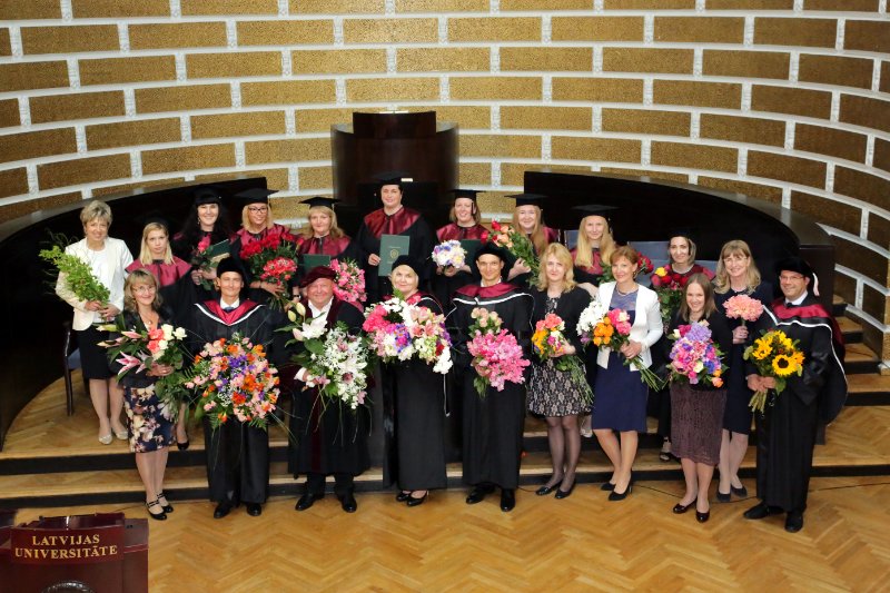 Latvijas Universitātes Medicīnas fakultātes absolventu izlaidums. Absolventu un mācībspēku kopbilde.