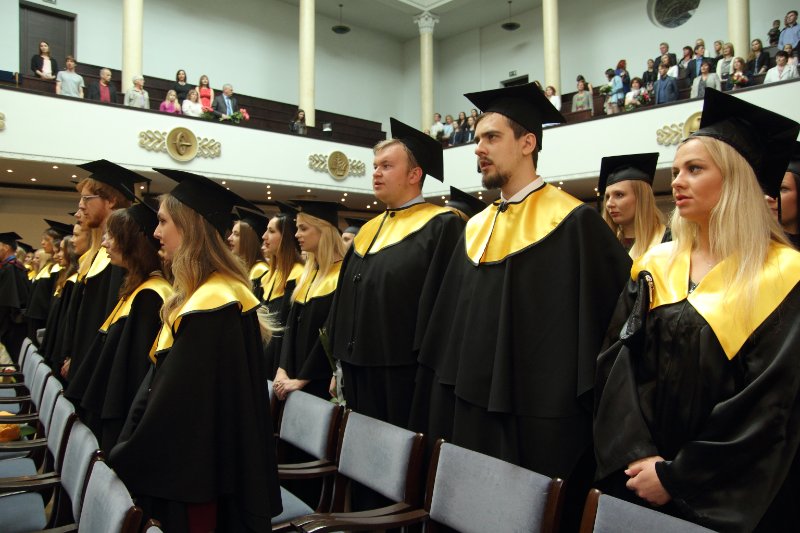 Latvijas Universitātes Humanitāro zinātņu fakultātes absolventu izlaidums. null