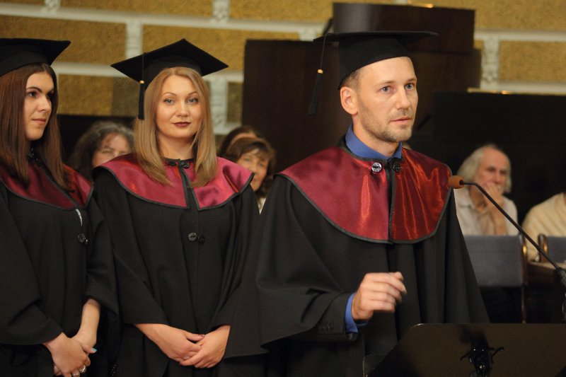 Latvijas Universitātes Humanitāro zinātņu fakultātes absolventu izlaidums. null