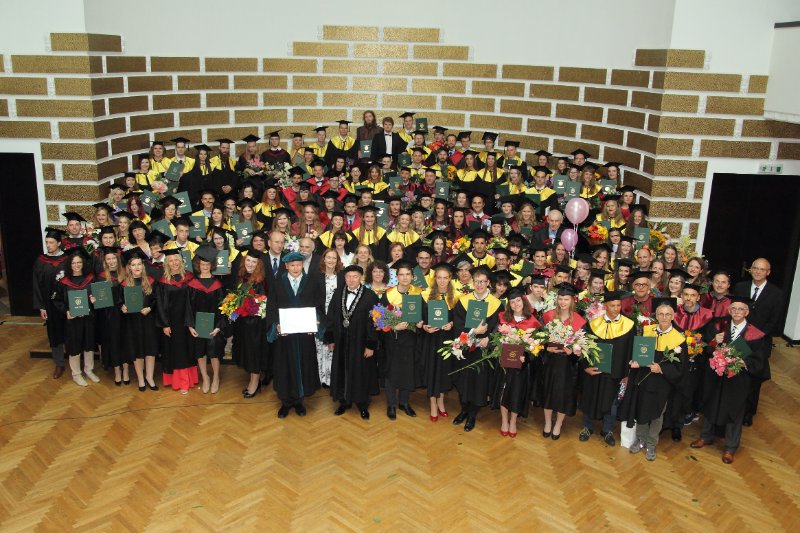 Latvijas Universitātes Fizikas un matemātikas fakultātes absolventu izlaidums. Absolventu un mācībspēku kopbilde.