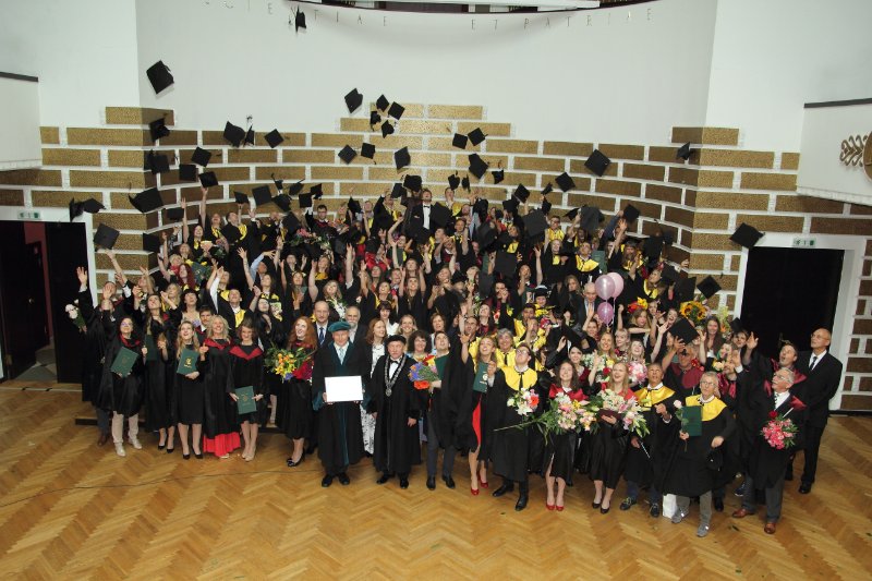Latvijas Universitātes Fizikas un matemātikas fakultātes absolventu izlaidums. Absolventu un mācībspēku kopbilde.