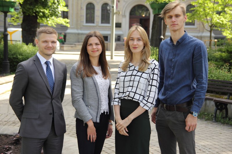 Latvijas Universitātes Juridiskās fakultātes komanda dalībai Centrālas un Austrumeiropas tiesu procesa izspēles sacensībās. Jānis Siliņš, Elīza Petrocka, Anna Bogdanova un Jānis Zuļķis.