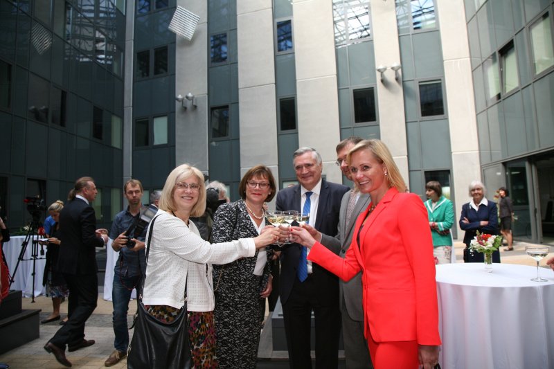 Latvijas Universitātes un Eiropas Investīciju bankas (EIB) līguma par 30 miljonu eiro finansējumu Akadēmiskā centra otrā posma attīstībai Torņakalnā parakstīšana. null